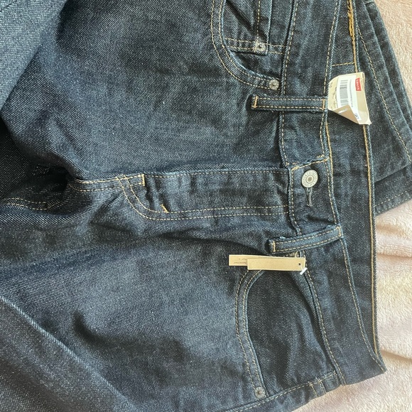 Band New Levi’s Jeans - Picture 5 of 6